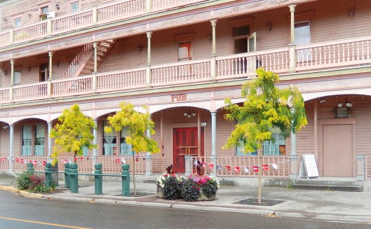 The Coldwater Hotel was simply but festively decked out over the Riverfest long weekend. 